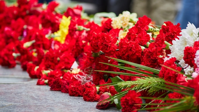 Константин Иванов возложил цветы к Мемориалу Воинской славы в Морках