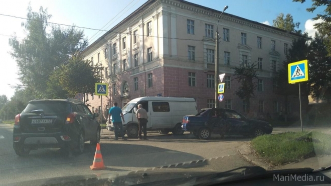В Йошкар-Оле столкнулись три машины