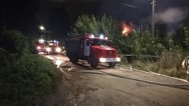 В микрорайоне Ширяйково в огненной ловушке оказались пять человек