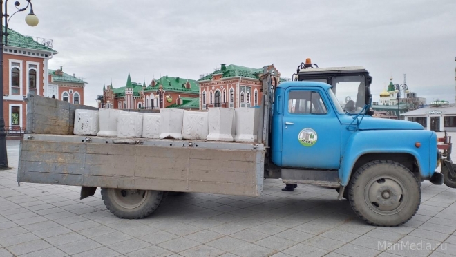 В Йошкар-Оле убирают каменные урны на зиму