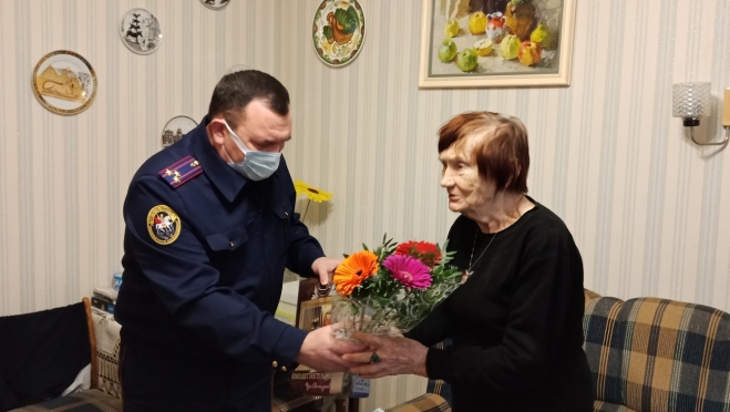 Сотрудники Следкома поздравили жительницу блокадного Ленинграда