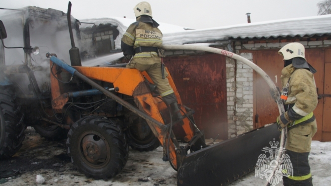 В Йошкар-Оле в огне сгорел трактор