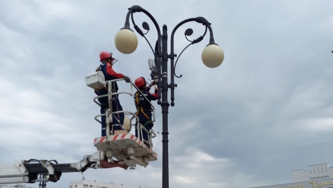 В светильниках на набережной и площади Никонова меняют лампочки