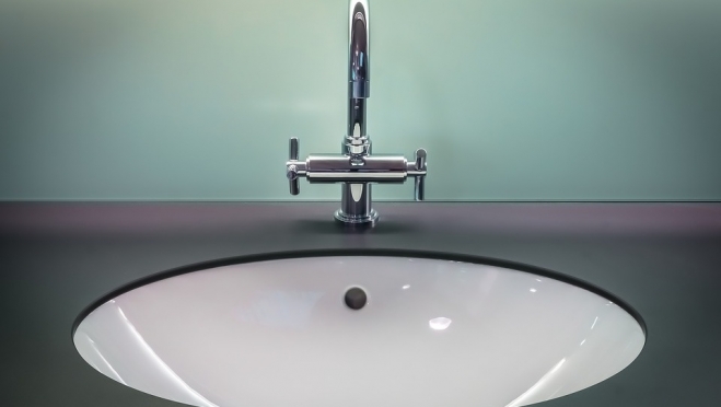 На улице Фестивальной работают сотудники Водоканала