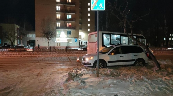 В Йошкар-Оле при столкновении «Лады Гранты» и автобуса пострадала девушка