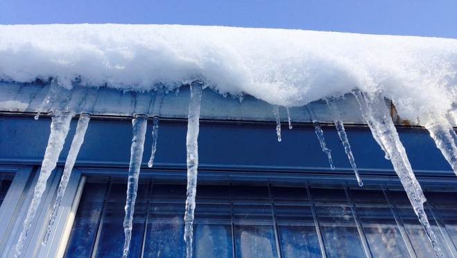 Падение снега с крыши часто приводит  к повреждениям газопроводов