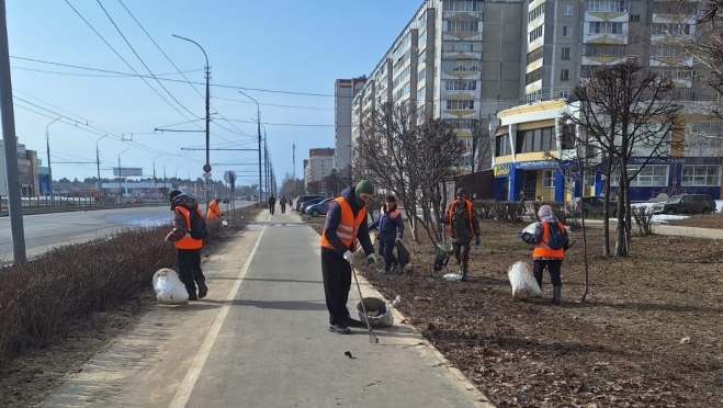 В Йошкар-Оле сейчас особое внимание уделяется уборке мусора с газонов