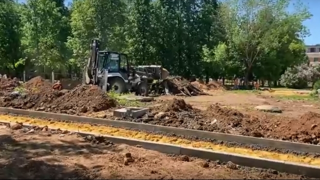 Появилось видео с благоустройства спортплощадки в микрорайоне «Дубки»