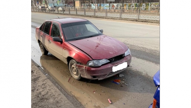 В Йошкар-Оле водитель иномарки врезался в припаркованный автомобиль