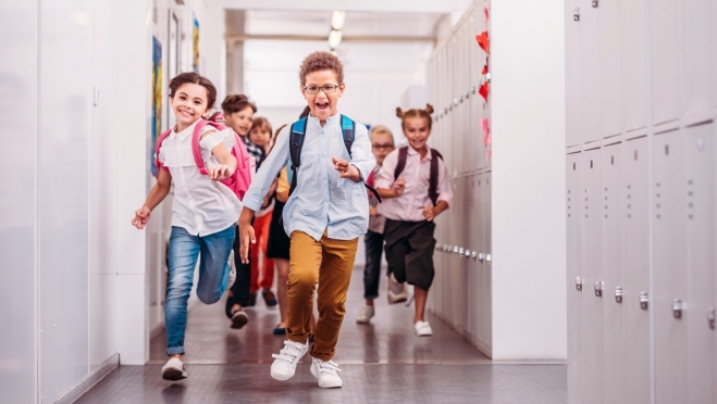 В школах вместо звонков звучат песни, прославляющие труд учителей