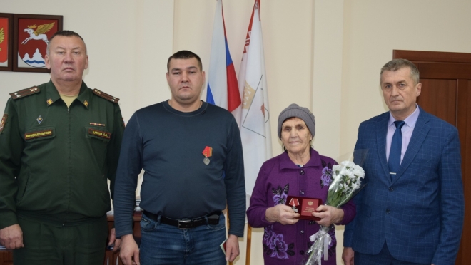 Бойцу из Куженерского района вручили медаль Жукова