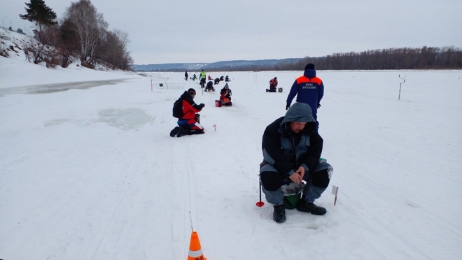 Толщина льда на фарватере Волги достигает 10-20 см