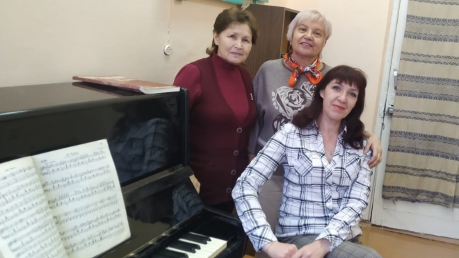 Семья из Советского района подарила местной ДШИ фортепиано