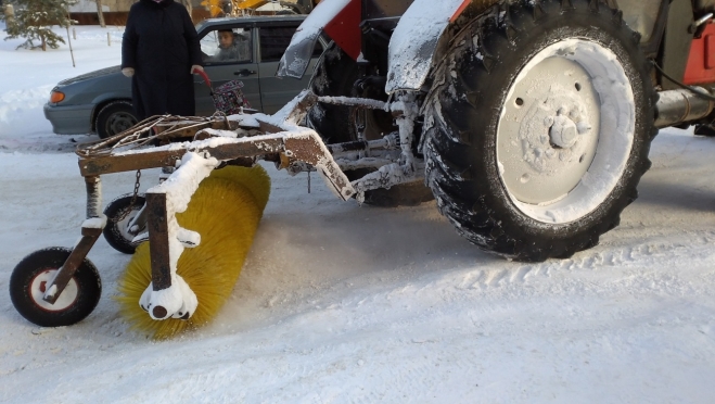 Снегоуборочная техника очистит улицу Эшкинина от снега