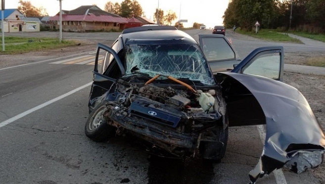 Женщина на «ВАЗ-2112» не уступила дорогу «КамАЗу» на трассе