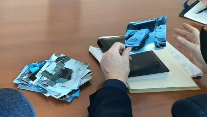 Припаркованные рядом с контейнерными площадками Йошкар-Олы машины мешают вывозу мусора