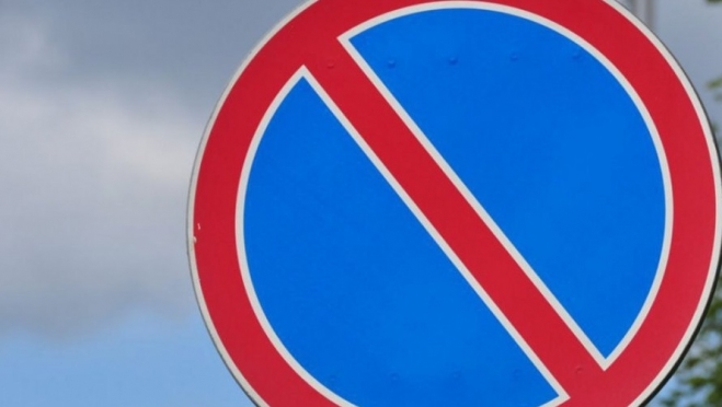 На улице Петрова у дома № 31 запретили парковаться