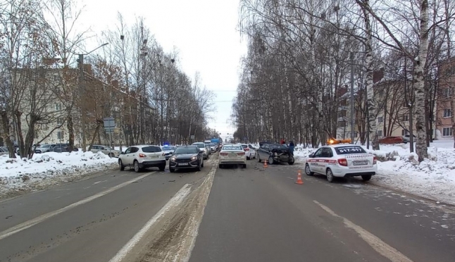 В Йошкар-Оле водитель иномарки врезался в машину, попавшую в ДТП