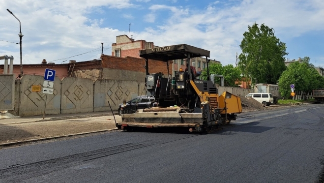 На улице Зарубина в Йошкар-Оле укладывают новый асфальт