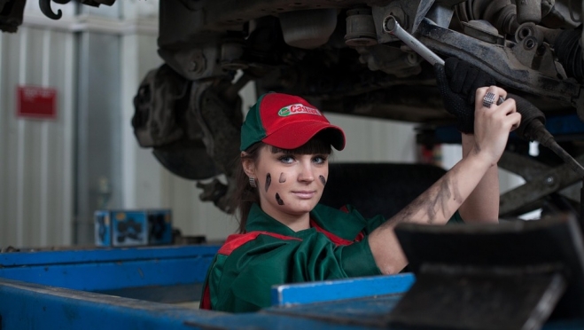 Женщинам России разрешат водить большегрузы и ремонтировать автомобили