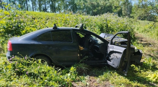 На Сернурском тракте иномарка врезалась в грузовой автомобиль с прицепом