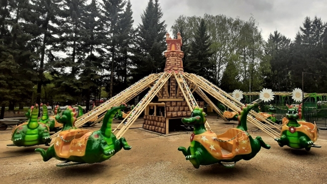 В парке культуры и отдыха на этой неделе открывают городок аттракционов