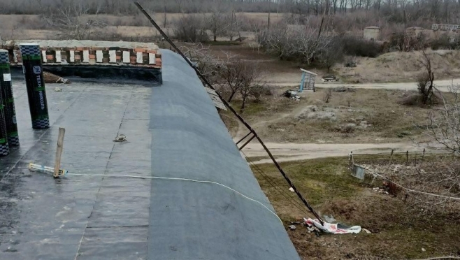 Бригада из Марий Эл ремонтирует крышу дома в селе Трудовое в Куйбышевском районе