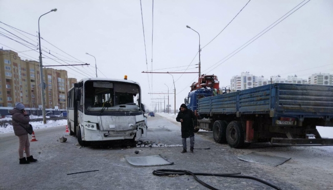 На выезде из Йошкар-Олы «КамАЗ» врезался в пассажирский автобус