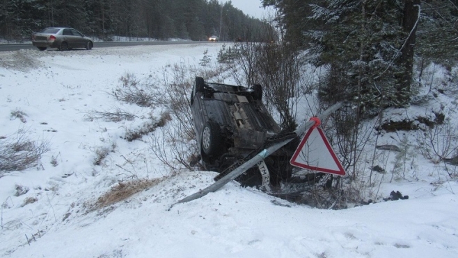 На 47 км Казанского тракта иномарка снесла столб и перевернулась в кювет