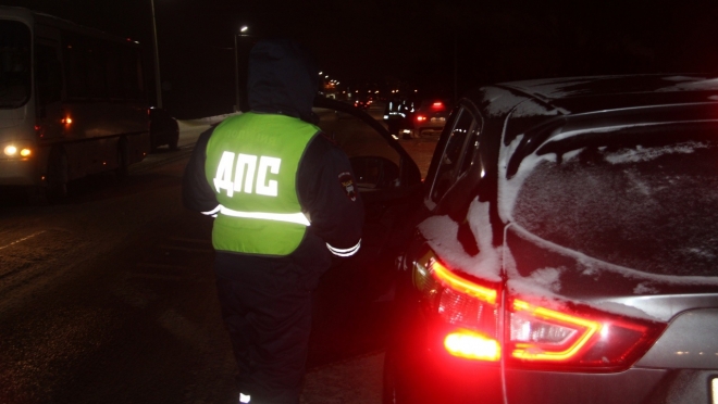 В Йошкар-Оле водитель иномарки во время проверки пытался уничтожить поддельные права