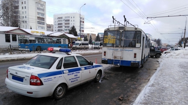 В Йошкар-Оле пенсионерка упала под колёса троллейбуса