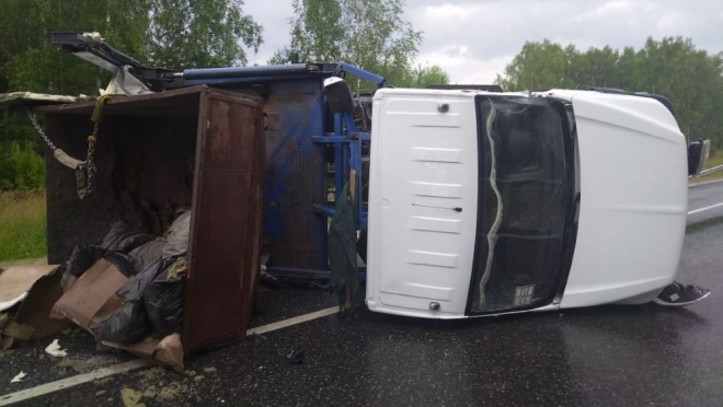 В Медведевском районе мусоровоз перевернулся на дороге