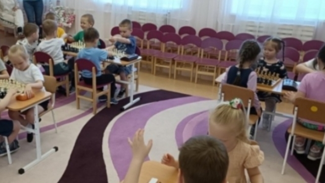 Дошколята Йошкар-Олы схлестнулись в сеансе одновременной игры по шахматам