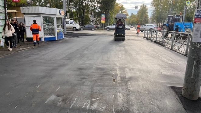 В пешеходной зоне улиц Машиностроителей и Строителей укладывают новый асфальт