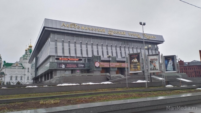 На подмостках академического театра «Мост дружбы»