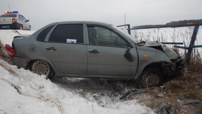 Lada Kalina с 7-летним ребёнком вылетела в кювет