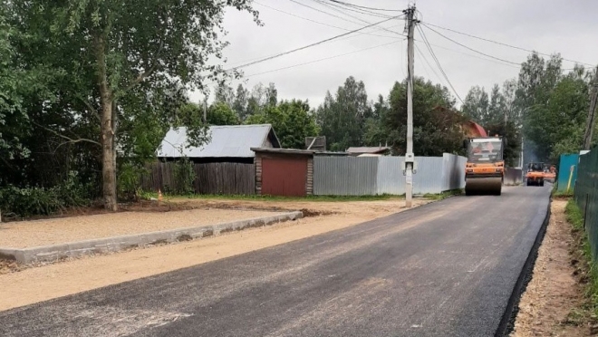 В посёлке Нолька завершают асфальтирование центральной дороги
