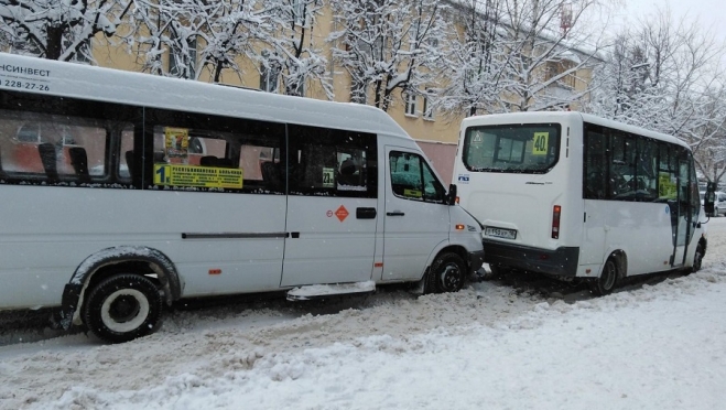 В Йошкар-Оле на остановке столкнулись две пассажирские маршрутки