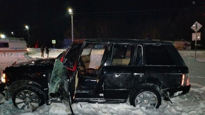 В Козьмодемьянске пьяный водитель на иномарке врезался в снежный вал