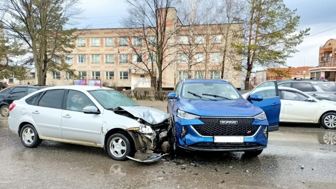 В Йошкар-Оле водитель иномарки не уступила дорогу отечественному автомобилю
