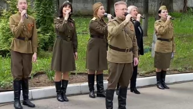 «Фронтовая бригада» ДКРА выступает под окнами больниц в Йошкар-Оле