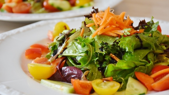 Сроки хранения новогодних салатов могут варьироваться от 6 до 36 часов