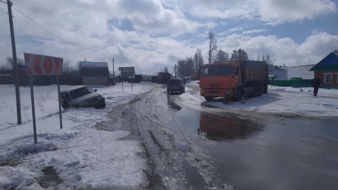 В Сернурском районе столкнулись «КамАЗ» и иномарка