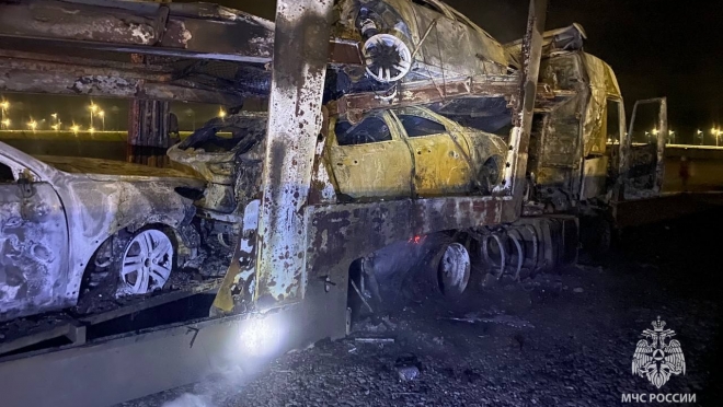 В Нижегородской области сгорел автовоз с легковыми автомобилями