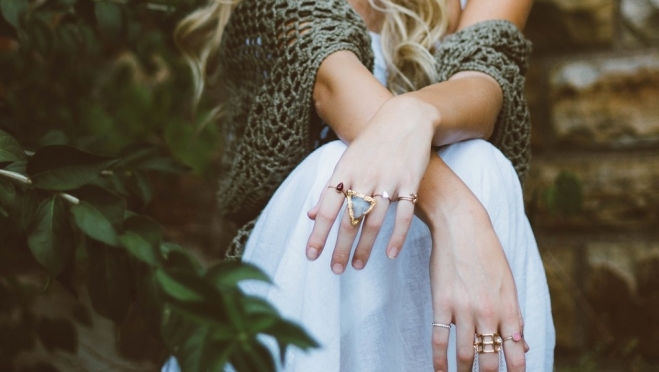 Девочка-подросток украла золотые украшения у родителей своего друга