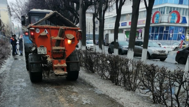 На улицы Йошкар-Олы за двое суток высыпано 550 тонн пескосоляной смеси