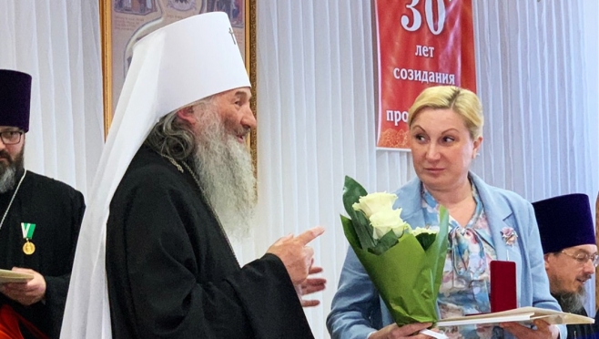 Митрополит Иоанн наградил Лидию Батюкову медалью священомученника Леонида