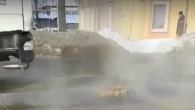 На улице Крылова в Йошкар-Оле посреди дороги забил фонтан