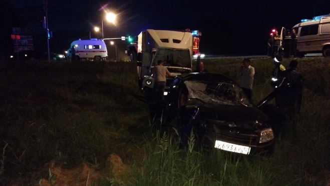 Пьяный водитель на легковушке врезался в грузовик