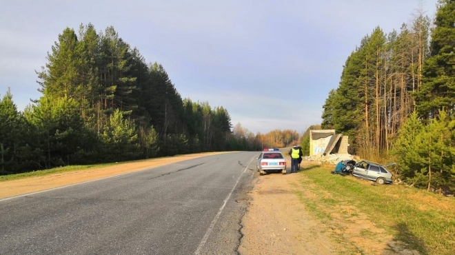 В Волжском районе автомобиль ВАЗ-2114 врезался в автобусную остановку